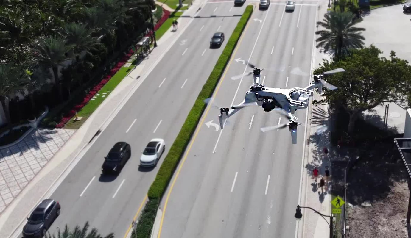 Dronelor li se deschide drumul în poliție: de la salvări la control rutier, o flotilă de aparate aeriene devine noul instrument de supraveghere în SUA Într-un peisaj în continuă schimbare, forțele de ordine din Statele Unite își extind rapid utilizarea dronelor, transformând aceste dispozitive din simple instrumente speciale în componente obișnuite ale arsenalului lor de patrulare și monitorizare