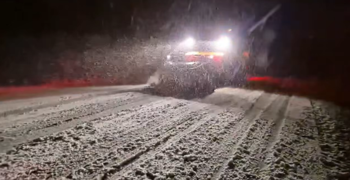 Un drum județean blocat și mai multe autoturisme înzăpezite