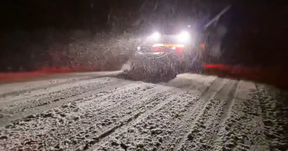 Un drum județean blocat și mai multe autoturisme înzăpezite