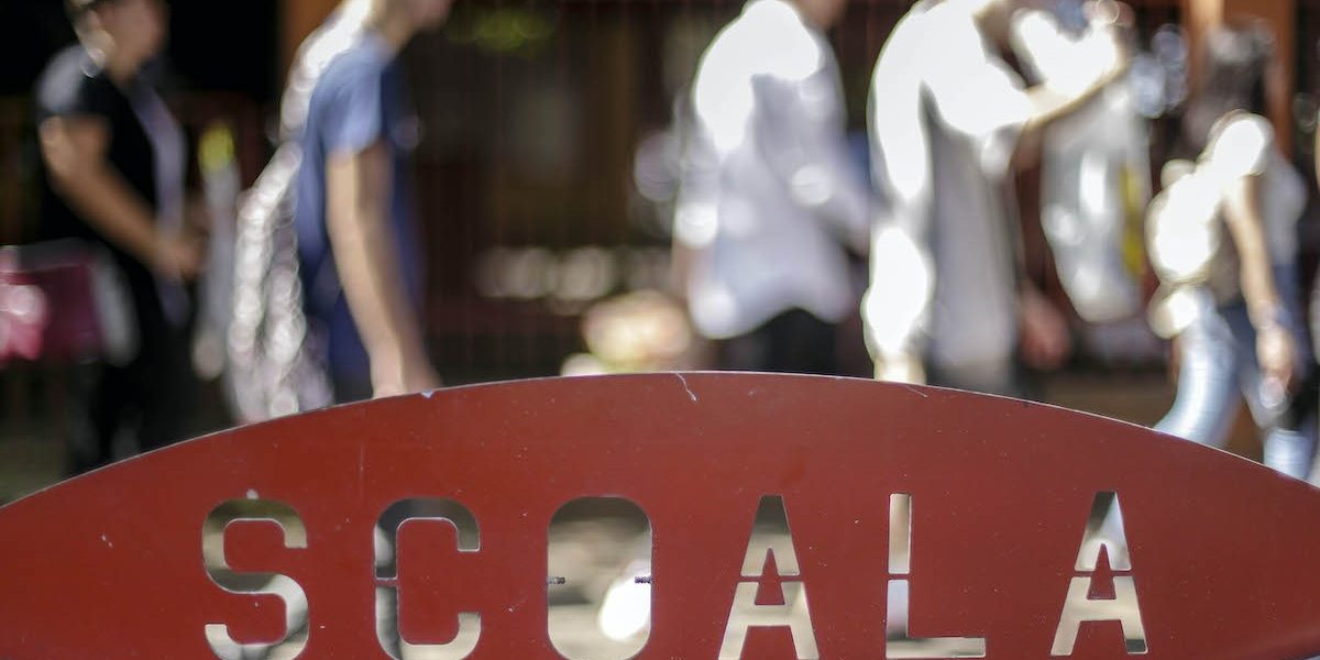 Elevi-la-scoala-in-curtea-scolii-Foto-INQUAM-Photos-Octav-Ganea.jpg - StiriAlese