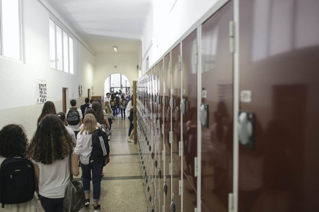 Școli din Bacău vor introduce sistem de acces pe bază de card electronic, susținut de BRD Un proiect ambițios de modernizare a intrărilor în școlile din Bacău ia amploare