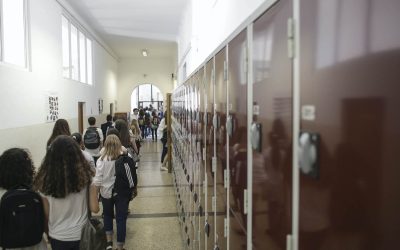 Elevi-la-scoala-pe-holuri-clasa-dulapuri-Foto-INQUAM-Photos-Octav-Ganea.jpg - StiriAlese