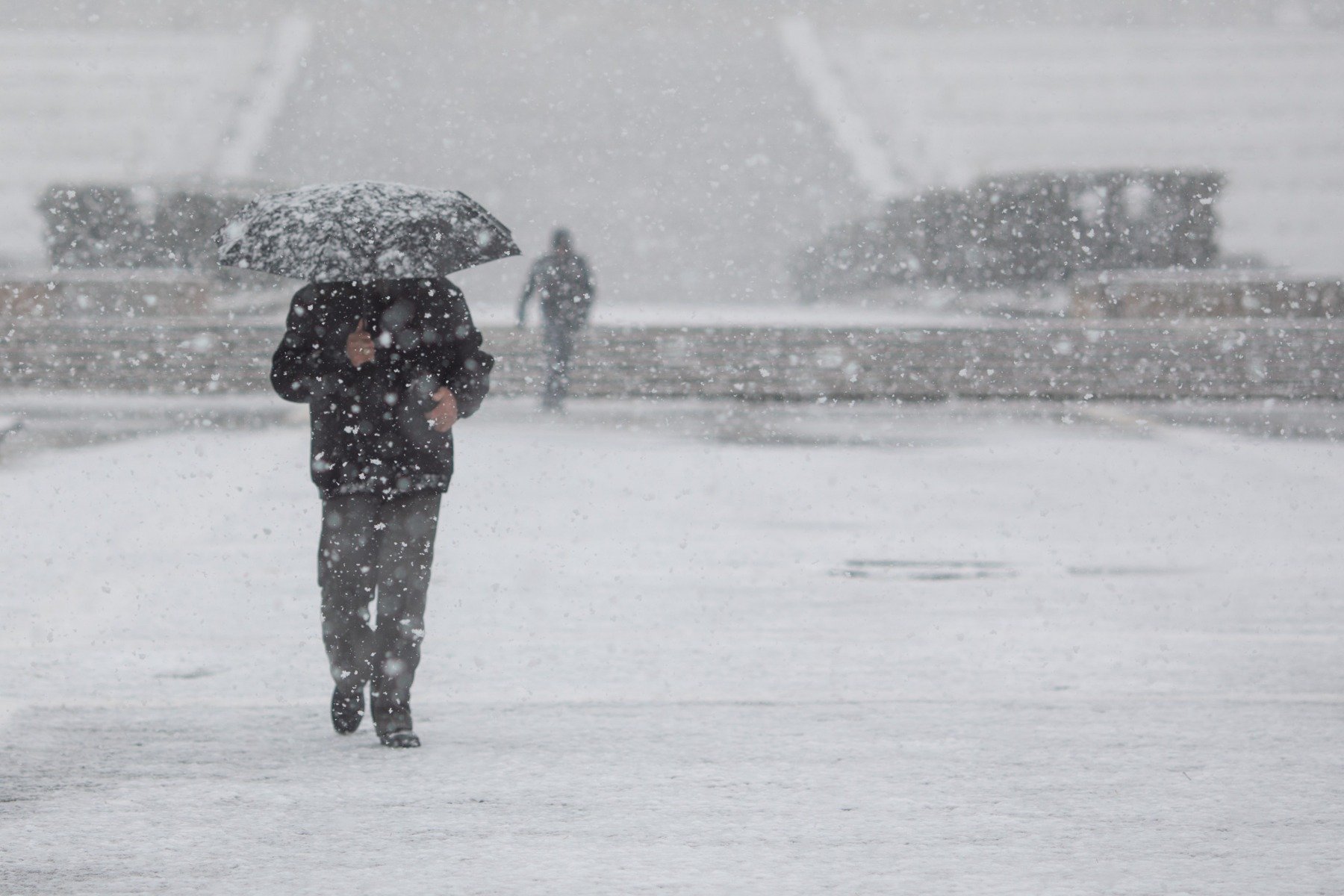 Gerul persistent și poleiul pun în alertă România în plină iarnă Chiar dacă termometrele afișează, în sfârșit, o ușoară creștere a temperaturilor, perioada următoare aduce în continuare provocări serioase pentru circulația rutieră și siguranța cetățenilor