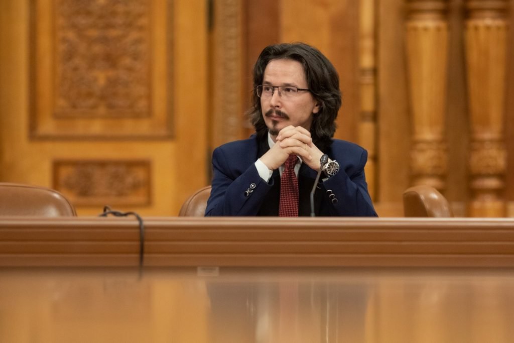 Ministrul Justiției, Radu Marinescu, nu pare să fie oprimat de recentele controverse legate de integritatea sa academică în timpul procesului de numire a noilor procurori șefi