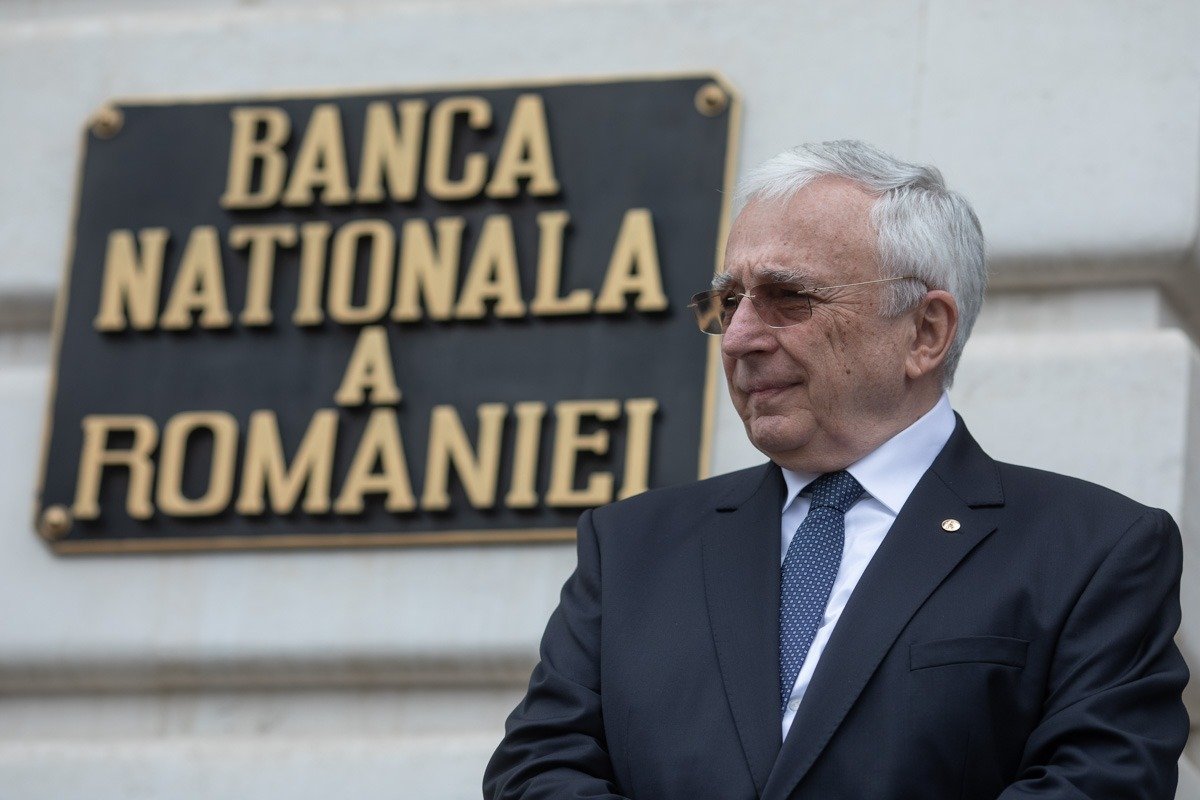 Premierul Ilie Bolojan, vizită neanunțată la Banca Națională a României Premierul Ilie Bolojan a făcut o vizită surpriză, miercuri dimineață, la sediul Băncii Naționale a României (BNR), pentru a avea discuții cu guvernatorul Mugur Isărescu