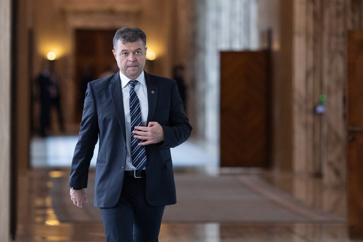 Ilie Bolojan anunță propunerea pentru ministrul Educației, dar cu întârziere După o perioadă de incertitudine și multiple rămâneri pe poziții provizorii, Guvernul României se pregătește să definitiveze numirea noului ministru al Educației