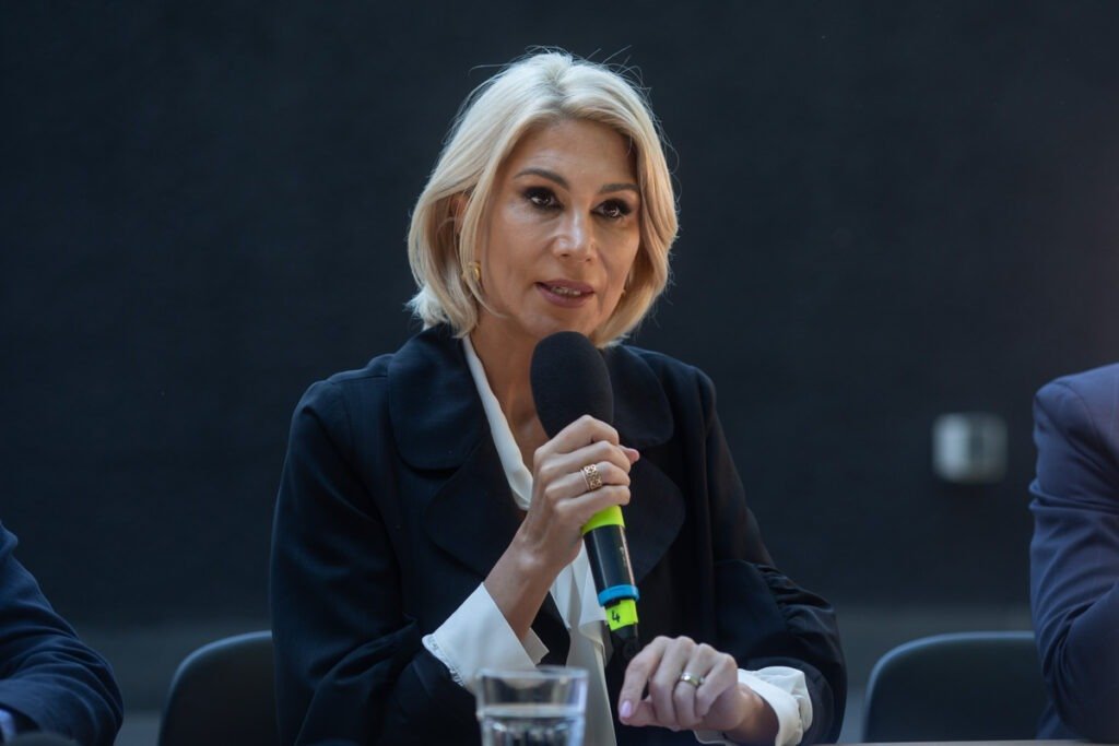 Raluca Turcan avertizează asupra riscului politic al întârzierii raportului privind anularea alegerilor prezidențiale din 2024 Tensiunile din piața politică românească se intensifică pe măsură ce lucrurile se complică în legătură cu situația alegerilor prezidențiale din 2024