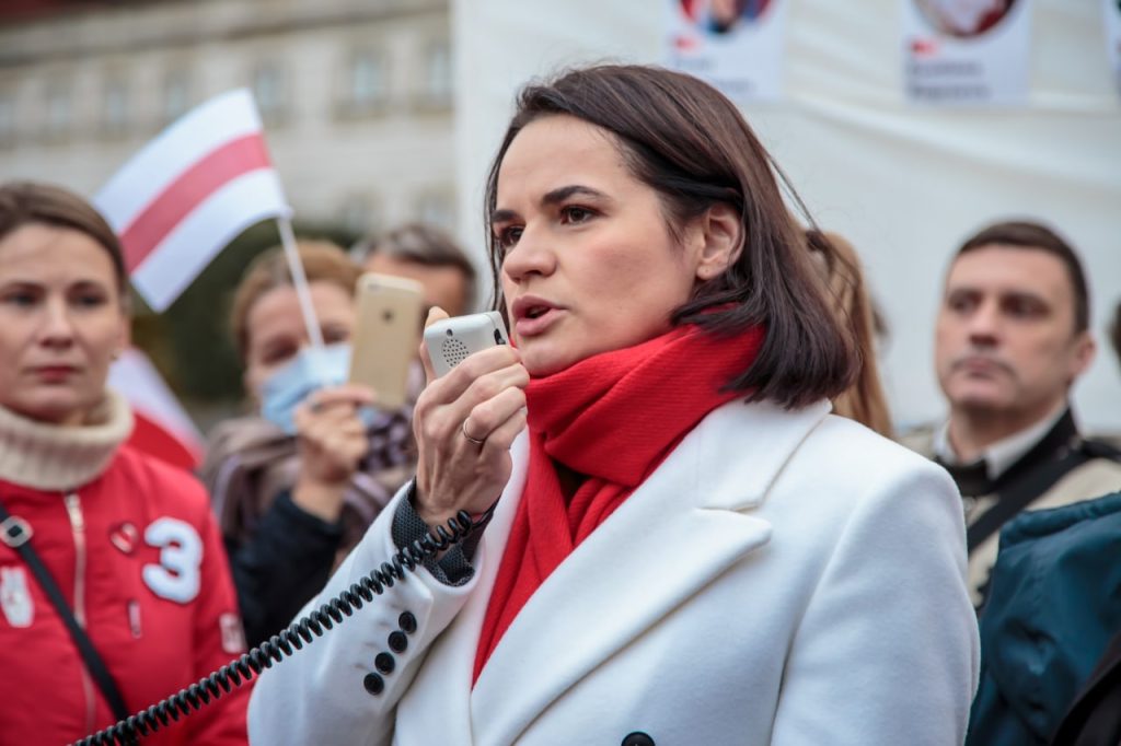 Lidera opoziției belaruse, Svetlana Tihanovskaia, va părăsi Lituania pentru a se stabili în Polonia, într-un demers care marchează un nou capitol în eforturile sale de a sprijini revoltele anti-regim din Belarus