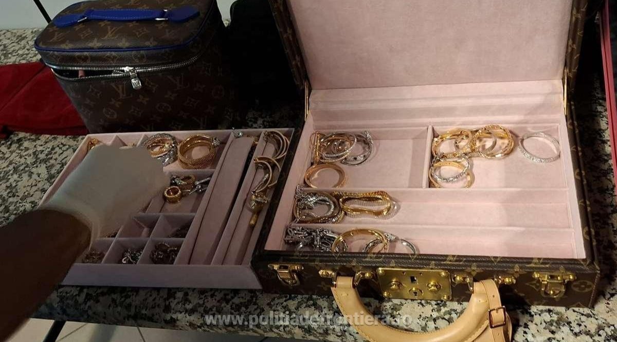 Polițiștii de frontieră de la Aeroportul Internațional „Henri Coandă” din Otopeni au făcut o descoperire impresionantă: bijuterii și ceasuri de lux, estimate la aproximativ 3 milioane de euro, au fost găsite în bagajele a două femei române, sosite din Dubai