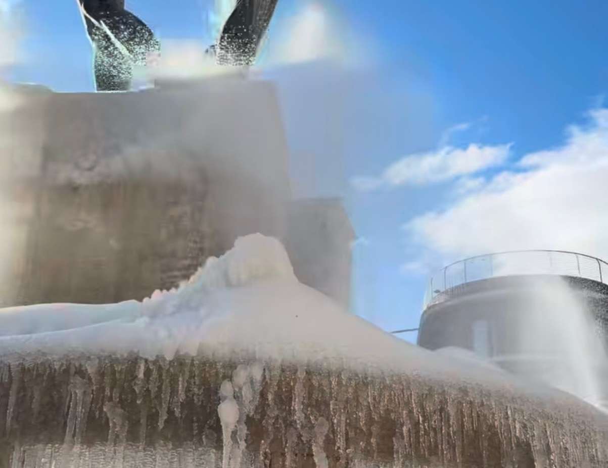 Fontana Luminosa înghețată: Revelion sub cerul de gheață