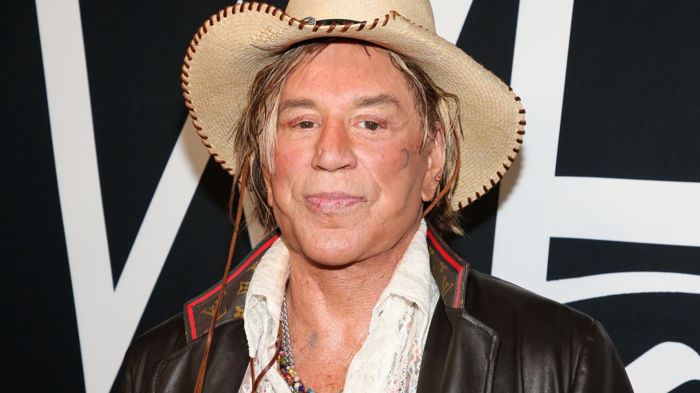 Mickey Rourke lansează o campanie GoFundMe pentru a evita evacuarea din locuința sa Mickey Rourke, actorul celebru de 73 de ani, se află în fața unei situații dificile, fiind amenințat cu evacuarea din locuința sa din Los Angeles