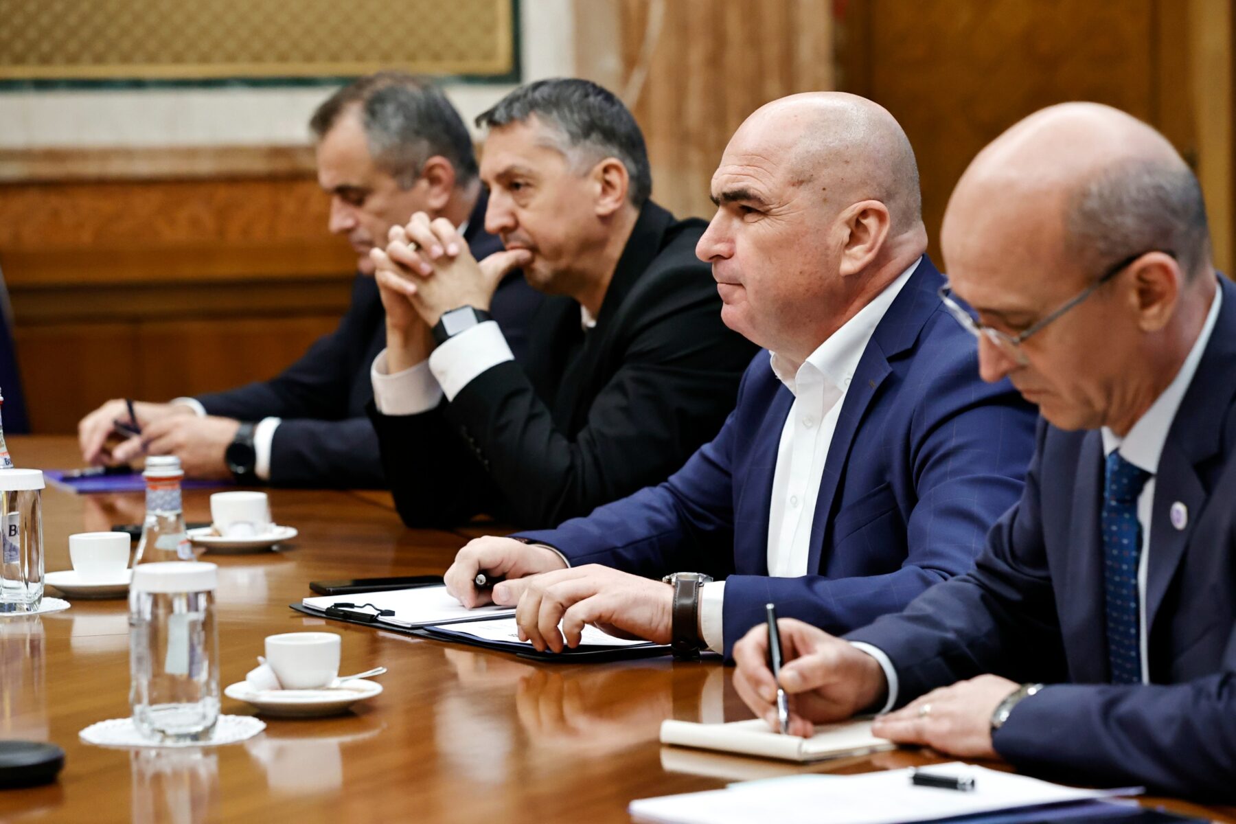 Guvernul român în așteptarea numirii noului ministru al Educației, după demisia lui Daniel David Situație de incertitudine politică în Guvernul României, în contextul plecării unor oficiali importanți, care a generat întrebări legate de stabilitatea și direcția învățământului național