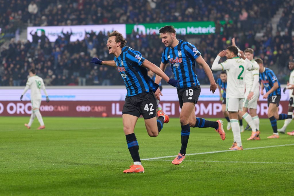 Atalanta învinge Roma cu 1-0, într-o partidă controversată Bergamo a fost astăzi scena unei confruntări pasionante în cadrul Serie A, unde Atalanta s-a impus cu 1-0 în fața celor de la AS Roma