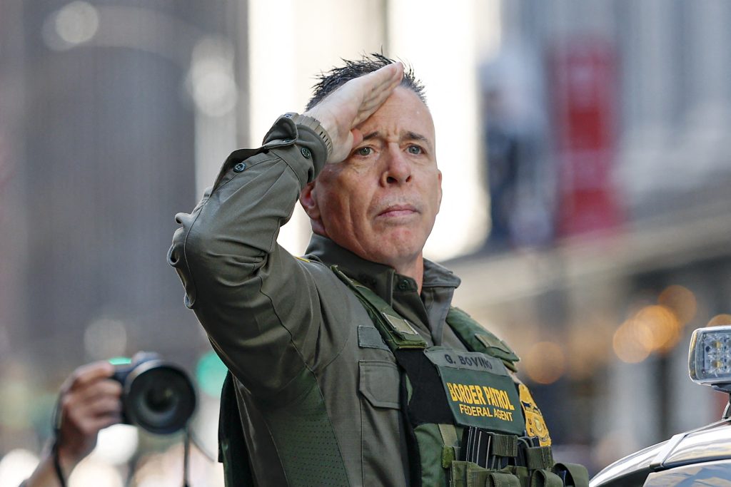 Greg Bovino, demis din fruntea Poliției de Frontieră americane Greg Bovino a fost demis din funcția de „comandant general” al Poliției de Frontieră americane, întorcându-se astfel la vechiul său loc de muncă din El Centro, California, conform unor surse din cadrul Departamentului pentru Securitate Internă (DHS)