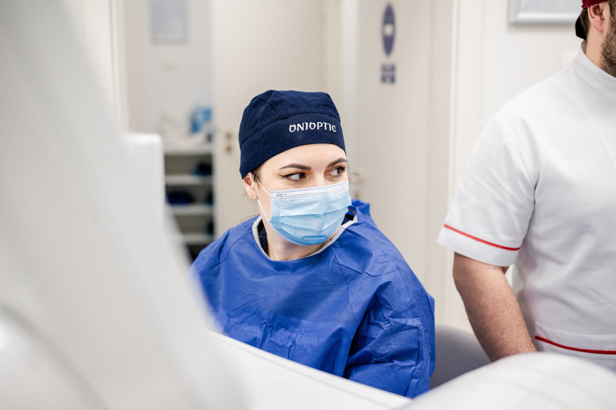 Criza sistemului medical din România devine tot mai acută, confruntându-se cu presiuni fără precedent care îngreunează accesul la servicii de sănătate