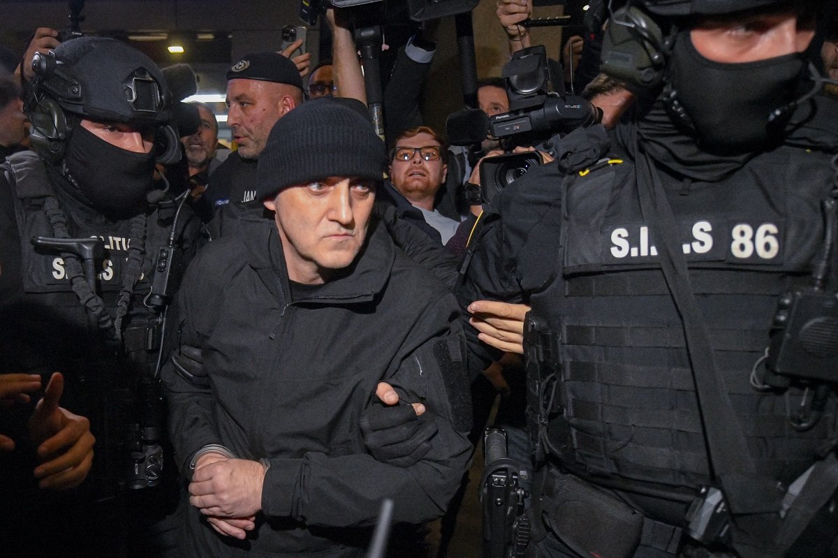 Decizie supărată pentru membrii unei rețele ce operează în domeniul mercenarilor: Horațiu Potra și apropiații săi, în continuare în arest preventiv Curtea de Apel București a decis, vineri, menținerea mandatului de arest preventiv pentru Horațiu Potra, cunoscut ca fiind un mercenar implicat în activități controversate