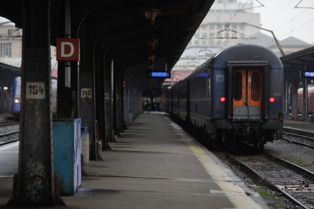 Întârzieri de o oră pe rutele CFR Târgu Jiu și Iași către București; coloane și pe DN1