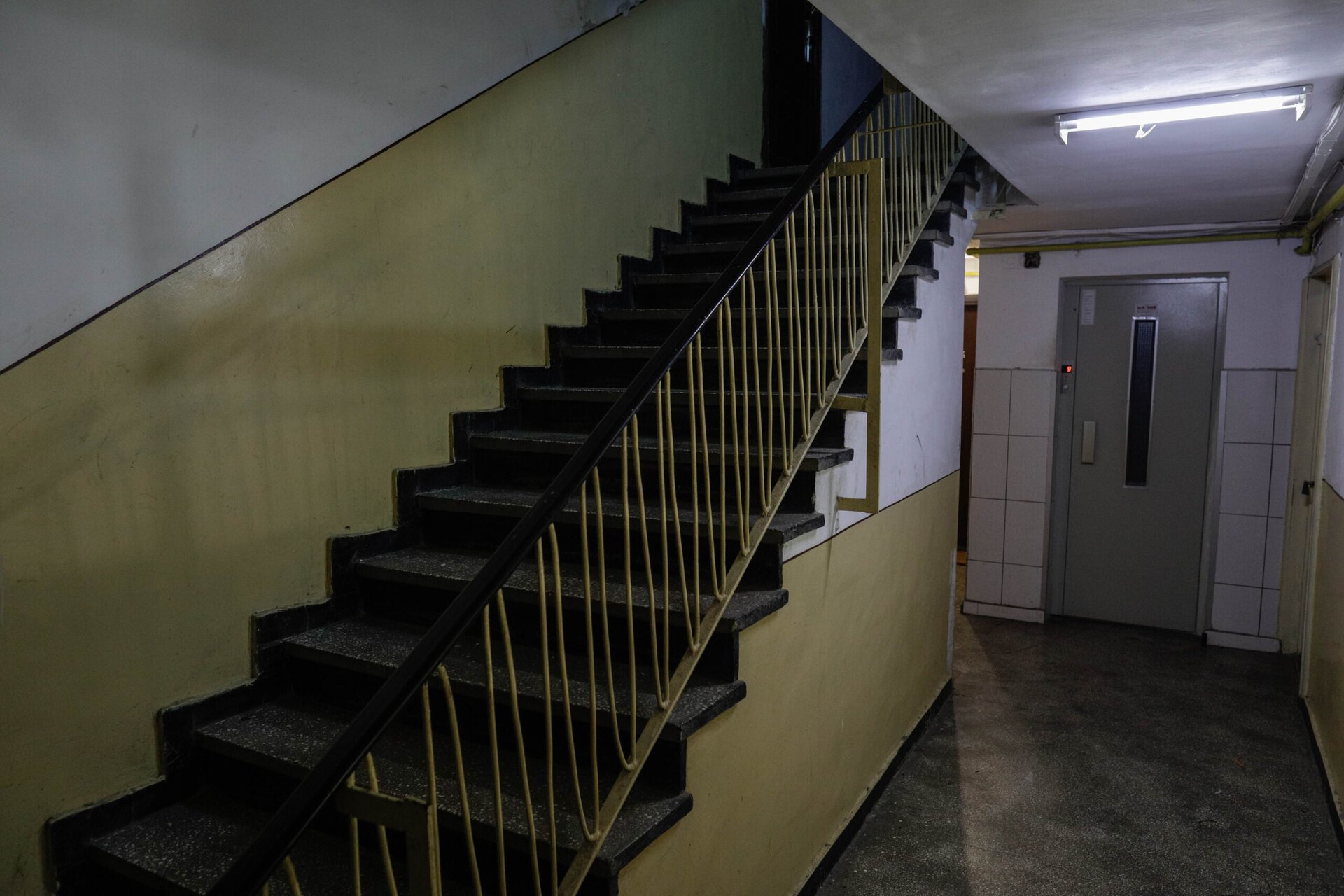 Începând din această duminică, proprietarii de apartamente din Sectorul 1 al Capitalei pot depune dosarele pentru înscrierea în programul de reabilitare și modernizare a lifturilor, o inițiativă menită să le asigure nu doar un spor de siguranță, ci și o eficiență energetică sporită a ascensoarelor din blocurile lor