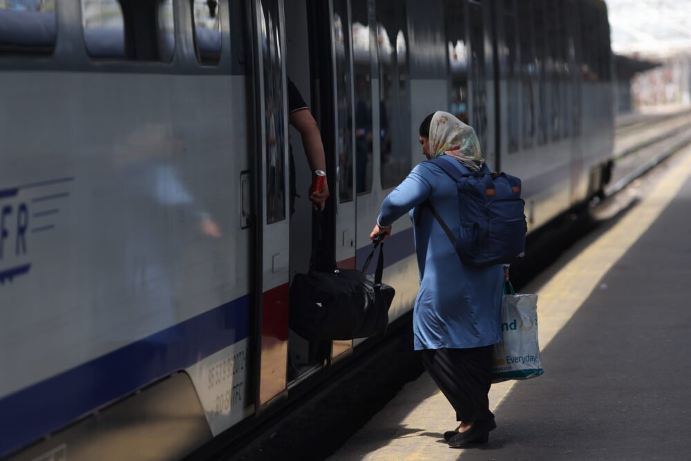 Mersul trenurilor între București și Budapesta suferă modificări din cauza lucrărilor de infrastructură Circulația trenurilor pe ruta București-Budapesta va suferi modificări temporare, începând cu data de 29 ianuarie, din cauza unor lucrări de infrastructură solicitate de CFR Infrastructură în zona Lugoj-Recaș