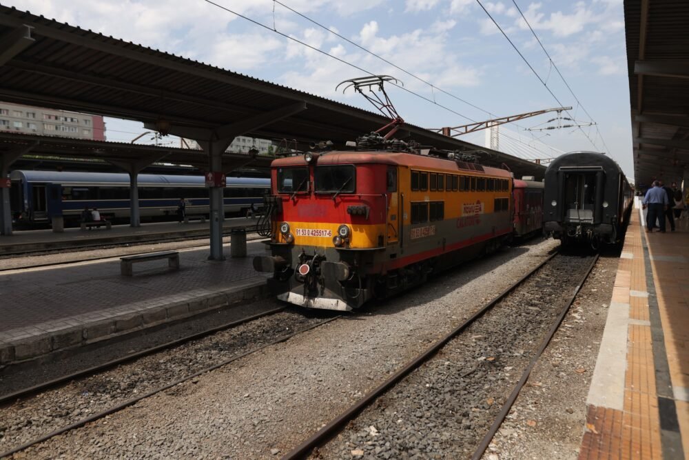 Gara de Nord din Capitală s-a transformat, luni dimineață, într-un centru aglomerat de întârzieri la trenuri