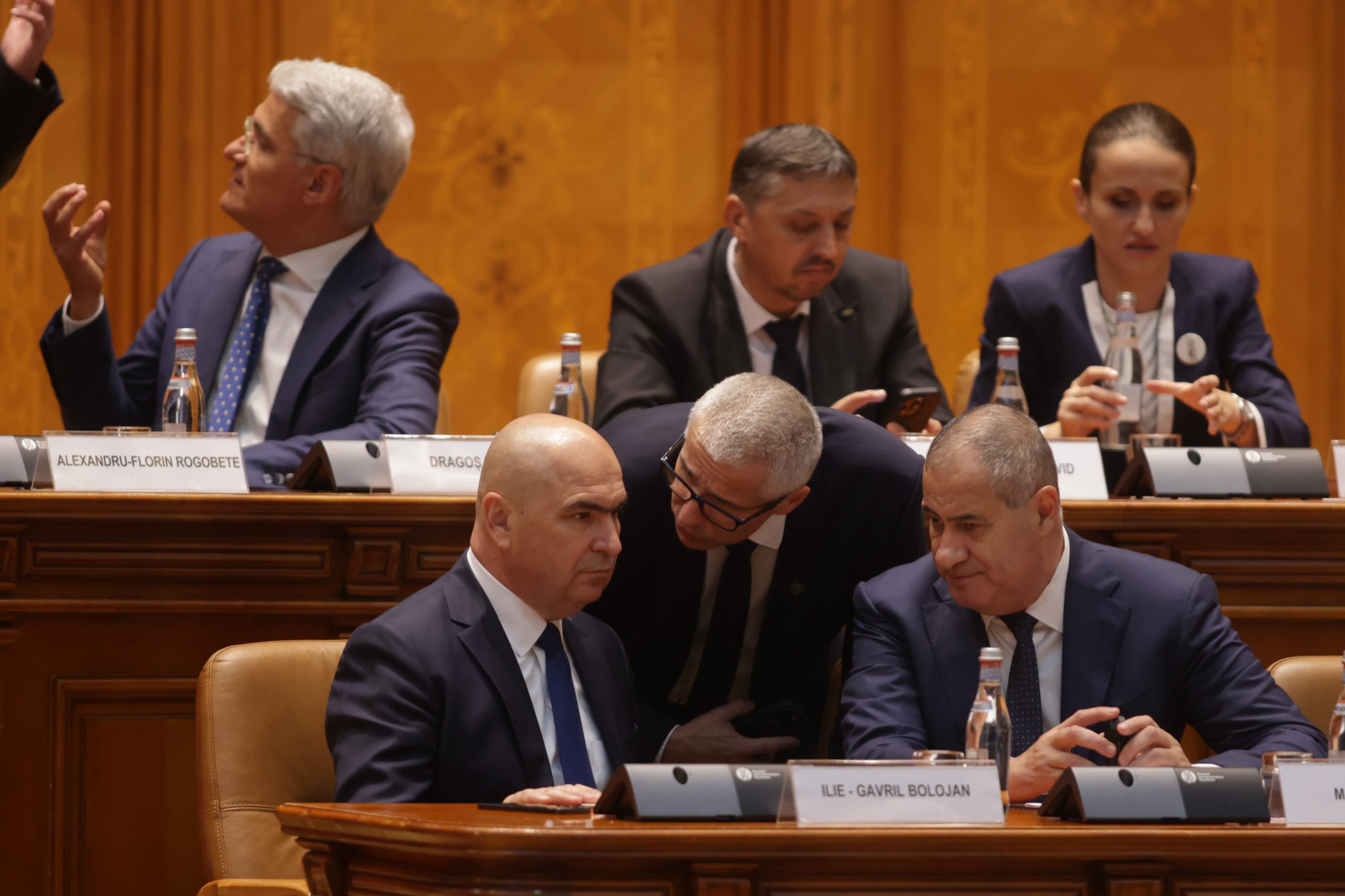 Criticile Emiliei Șercan la adresa premierului Bolojan, în scandalul plagiatului ministrului Justiției Jurnalista Emilia Șercan a adus acuzații tăioase la adresa premierului Ilie Bolojan, pentru modul în care a gestionat scandalul de plagiat care-l vizează pe ministrul Justiției, Radu Marinescu