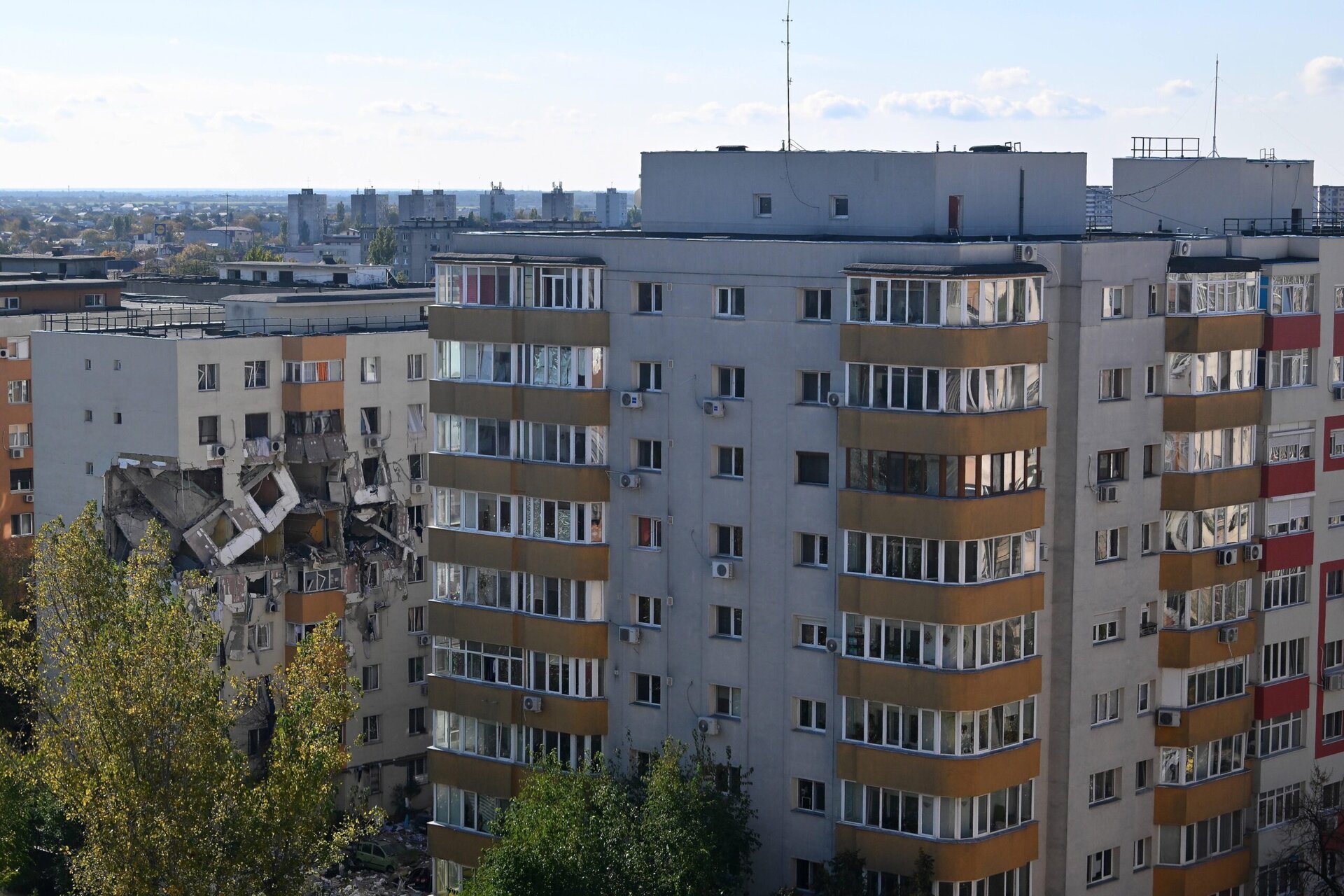 Primăria Sectorului 5 anunță sprijin pentru locatarii blocului afectat de explozia din Rahova, din octombrie 2025 Locuitorii unui bloc din cartierul Rahova, care au trecut prin tragedia exploziei devastatoare din octombrie 2025, vor beneficia de măsuri concrete de sprijin din partea autorităților locale