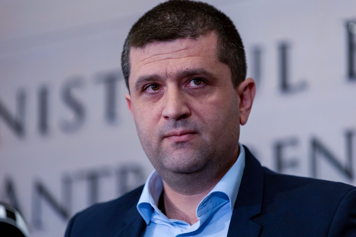 Guvernul României pregătește un pas major pentru reducerea cheltuielilor din sectorul public: asumarea răspunderii pentru diminuarea cu 10% a fondului de salarii în instituțiile de stat