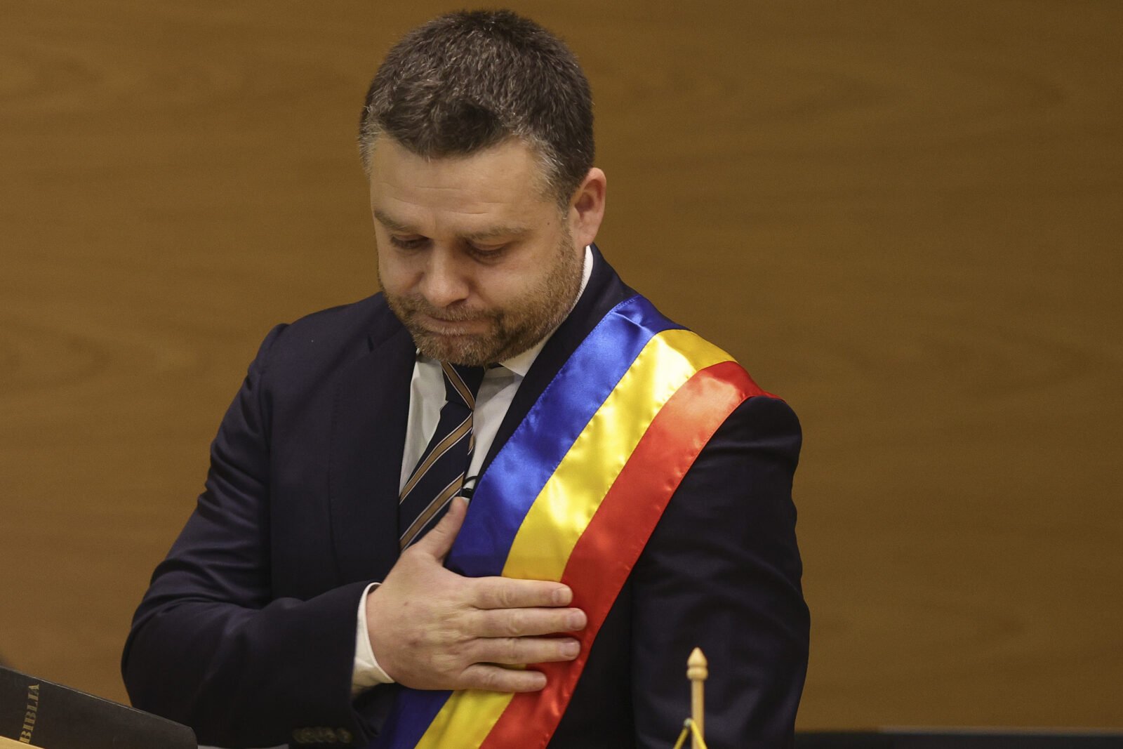 Primarul Capitalei, Ciprian Ciucu, a anunțat joi seară intenția de a crește prețul biletelor pentru transportul în comun STB, o decizie pe care o consideră „necesară”, dar și inevitabilă într-un context de dificultăți financiare acute ale companiei