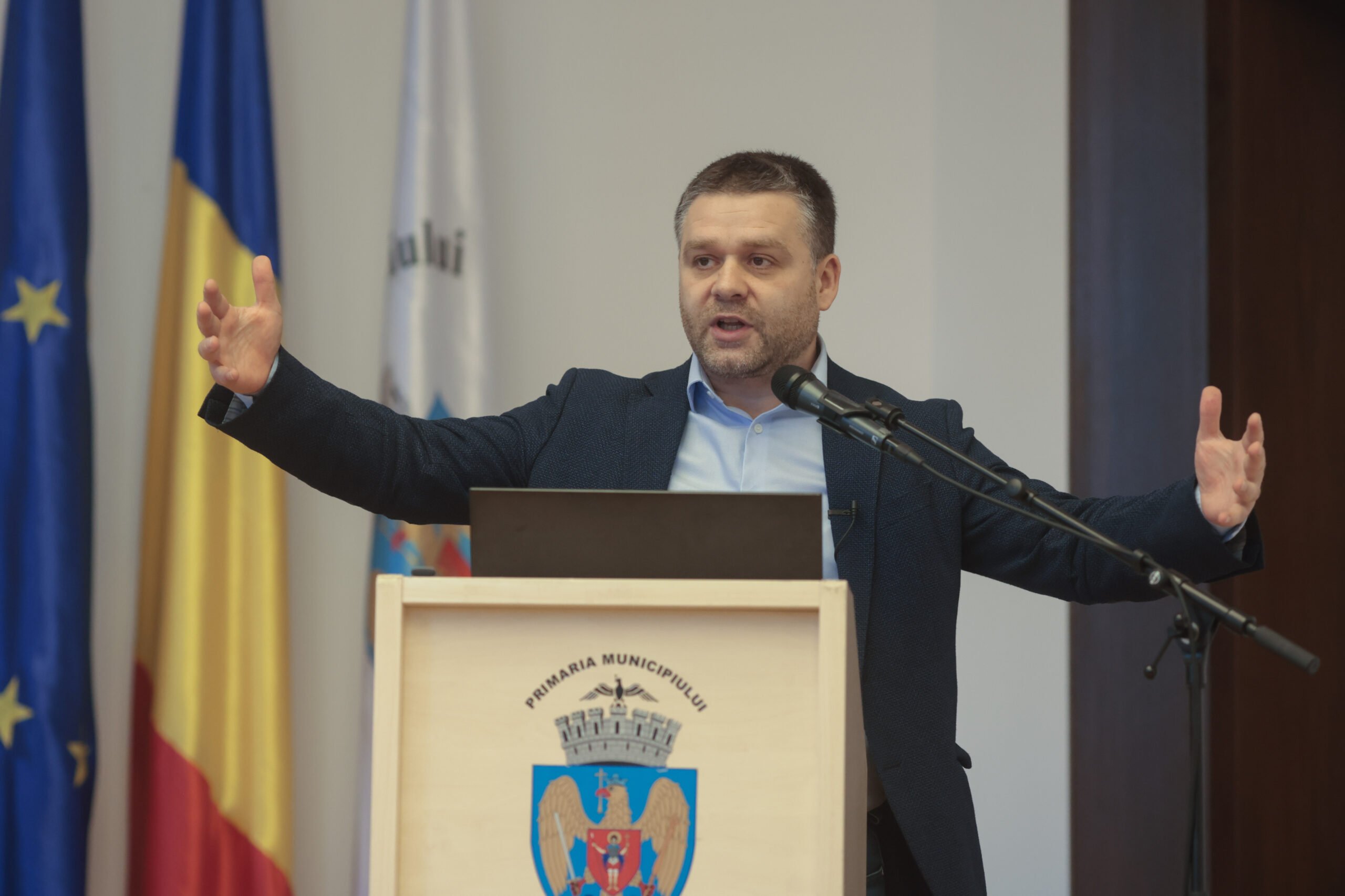 Ciprian Ciucu face primii pași în gestionarea crizei de la STB, într-un peisaj marcat de corupție și ineficiență Primul test major pentru noul primar general al Capitalei, Ciprian Ciucu, vine într-o perioadă de criză profundă la Societatea de Transport București (STB)