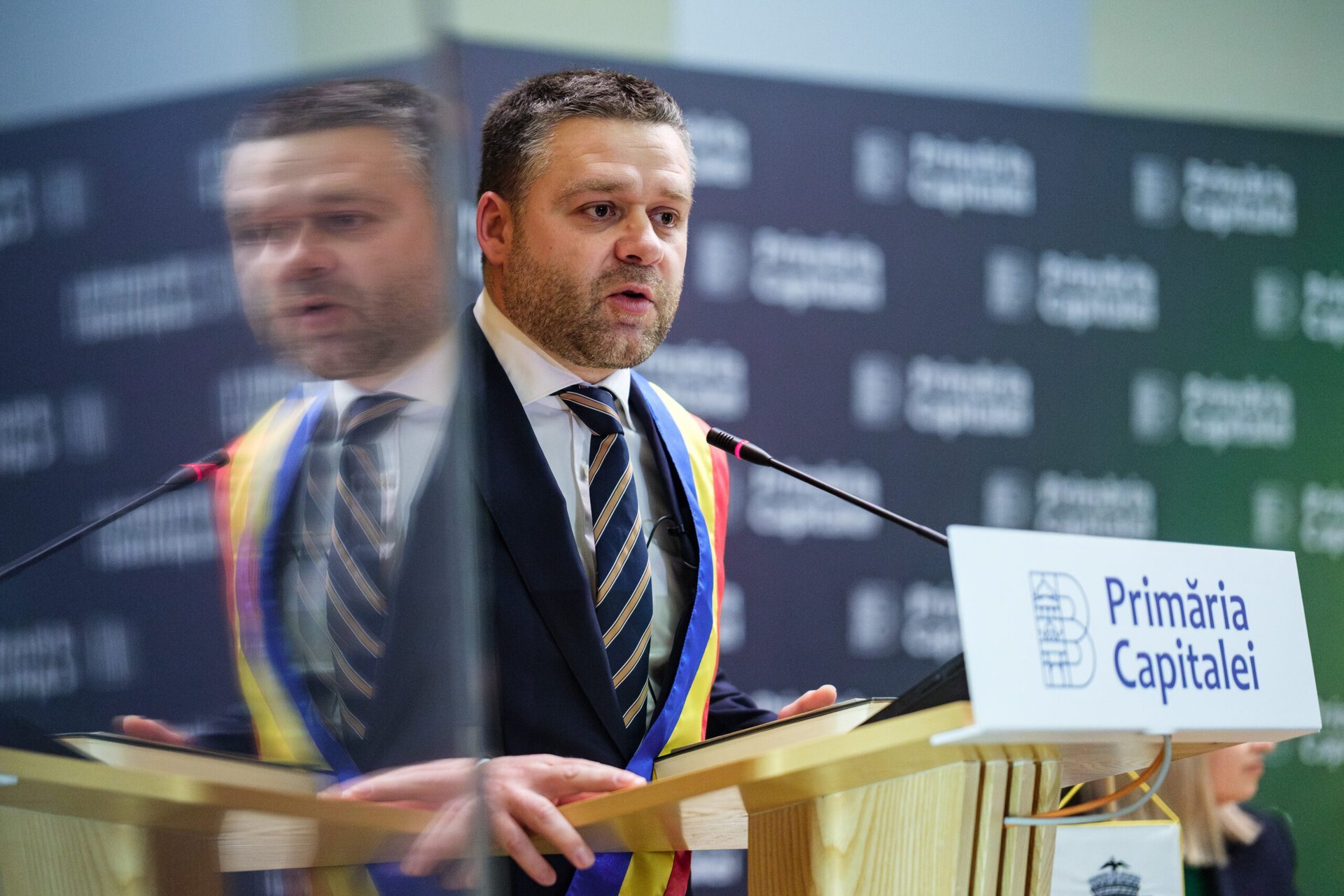 Ședința inaugurală a Consiliului General al Municipiului București, condusă de primarul Ciprian Ciucu, a debutat cu scandal și tensiune — un semn clar al incertitudinii din fața noii administrații