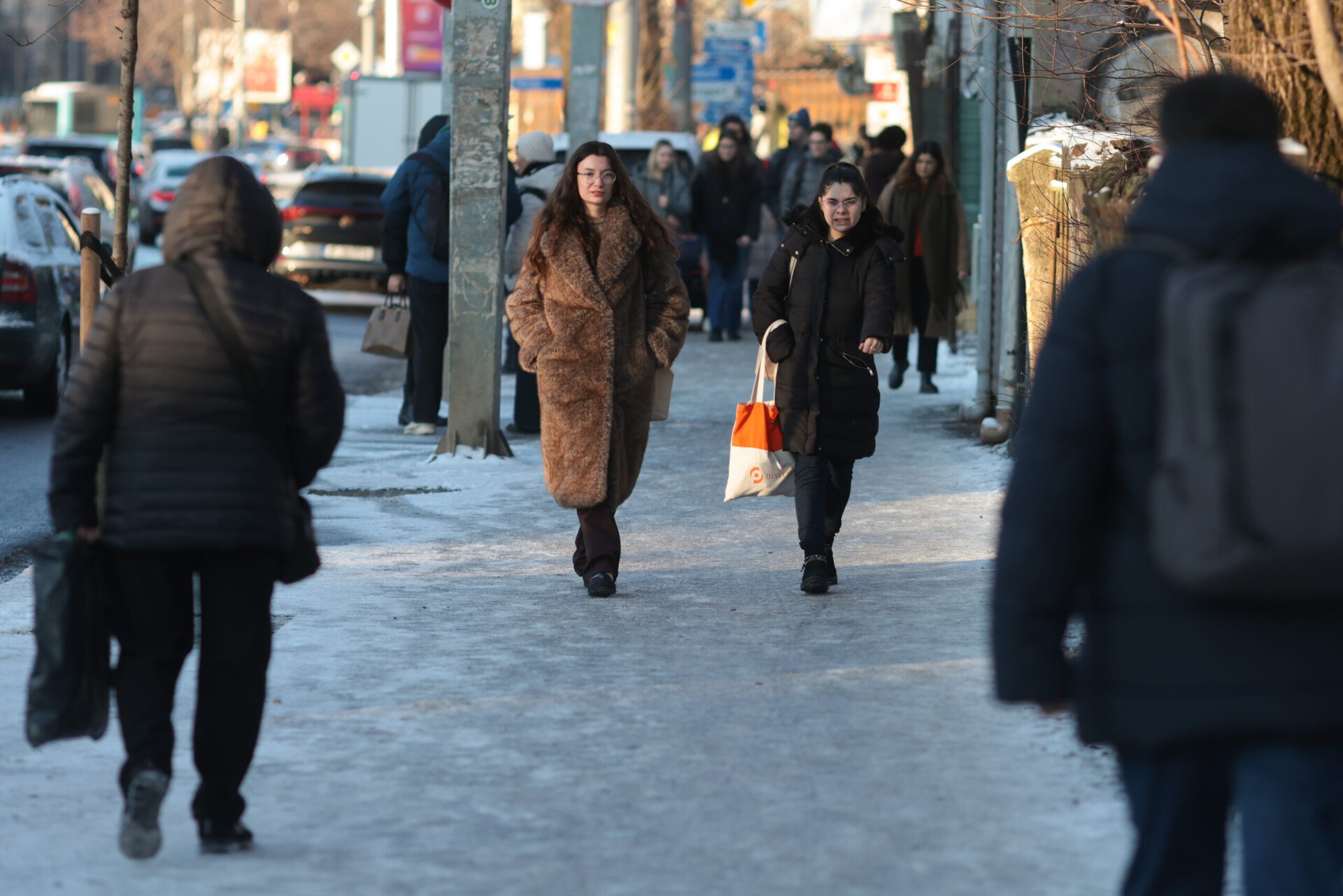 Bucureștiul se confruntă cu o iarnă de zile grele, după ce stratul de zăpadă depus în ultimele ore a devenit un obstacol dificil pentru circulație și siguranța pietonilor