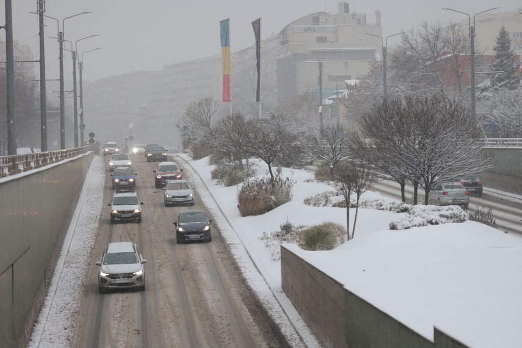 Ninsori ușoare și trafic aglomerat în Capitală: prognoza ANM pentru acest weekend Vineri dimineață, Bucureștiul s-a trezit sub un strat subțire de zăpadă, traficul rutier desfășurându-se în condiții de iarnă