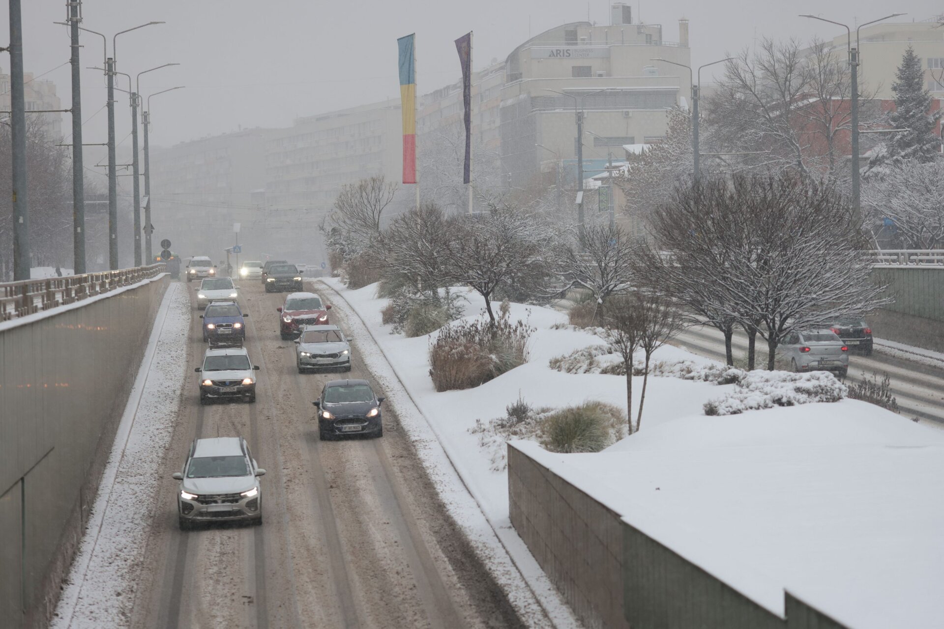 Ninsori ușoare și trafic aglomerat în Capitală: prognoza ANM pentru acest weekend Vineri dimineață, Bucureștiul s-a trezit sub un strat subțire de zăpadă, traficul rutier desfășurându-se în condiții de iarnă