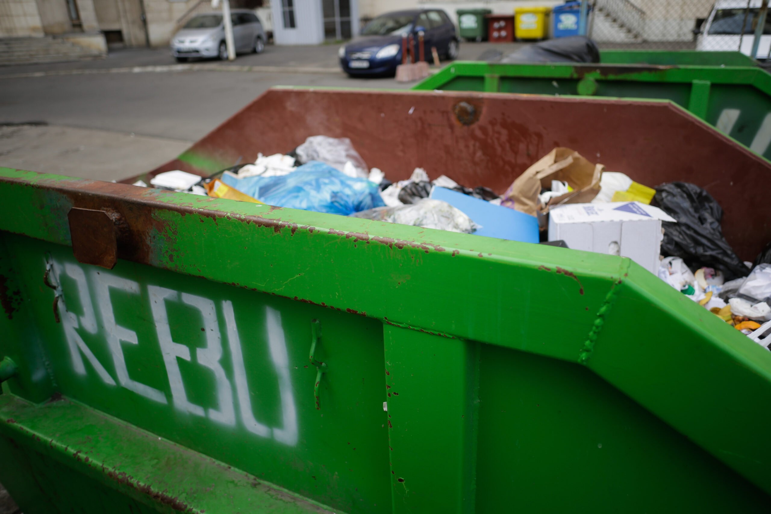 Locuitorii din Sectorul 5 al Capitalei care nu și-au reînnoit contractele de salubrizare riscă să rămână fără serviciu de la începutul lunii februarie, într-un demers menit să își modernizeze și eficientizeze sistemul de gestionare a deșeurilor