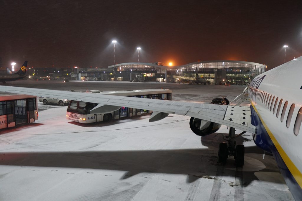 Trafic în condiții de iarnă pe aeroporturile din București, dar cu zboruri asigurate în siguranță Zăpada care s-a depus în ultimele ore peste capitala României a creat provocări pentru traficul aerian de pe cele două aeroporturi din București, dar livrul de zboruri rămâne neperturbat, conform autorităților