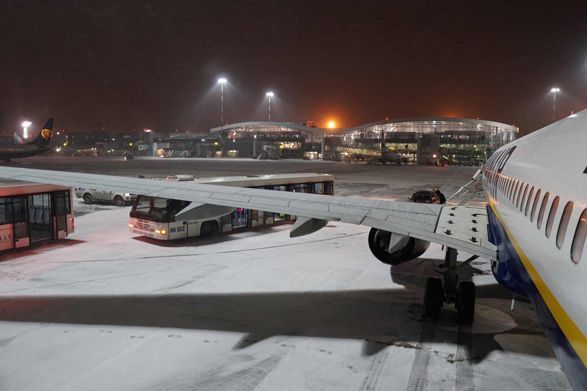 Trafic în condiții de iarnă pe aeroporturile din București, dar cu zboruri asigurate în siguranță Zăpada care s-a depus în ultimele ore peste capitala României a creat provocări pentru traficul aerian de pe cele două aeroporturi din București, dar livrul de zboruri rămâne neperturbat, conform autorităților
