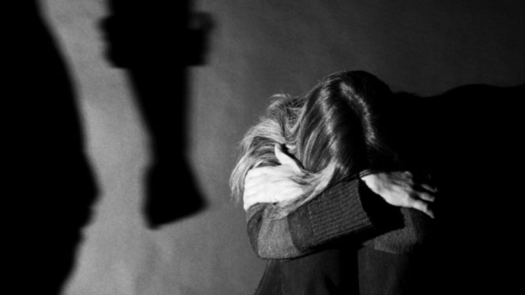 O femeie din București a fost salvată sâmbătă după ce a fost sechestrată de fostul partener în locuința sa, într-un incident spectaculos închid în forță polițienească, care a culminat cu intervenția negociatorilor SAS și cu imobilizarea agresorului