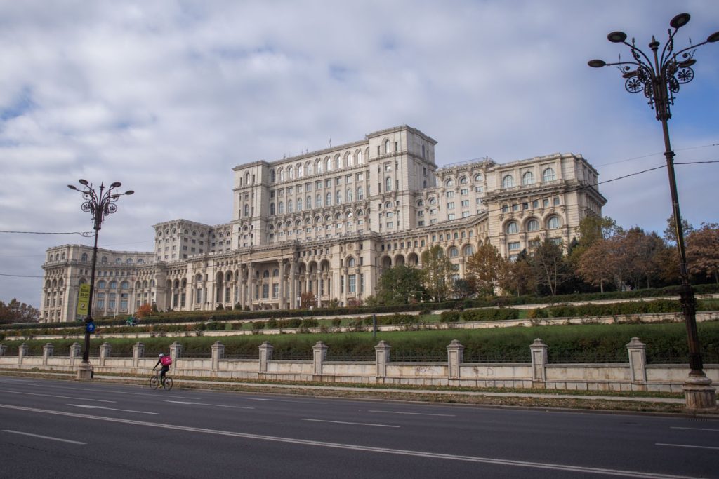 Camera Deputaților intenționează să reintroducă serviciile de alimentație de tip bufet-cafenea la nivelul P1 al Palatului Parlamentului, după o perioadă de suspendare și controale temeinice din partea Autorității Naționale pentru Protecția Consumatorilor (ANPC)