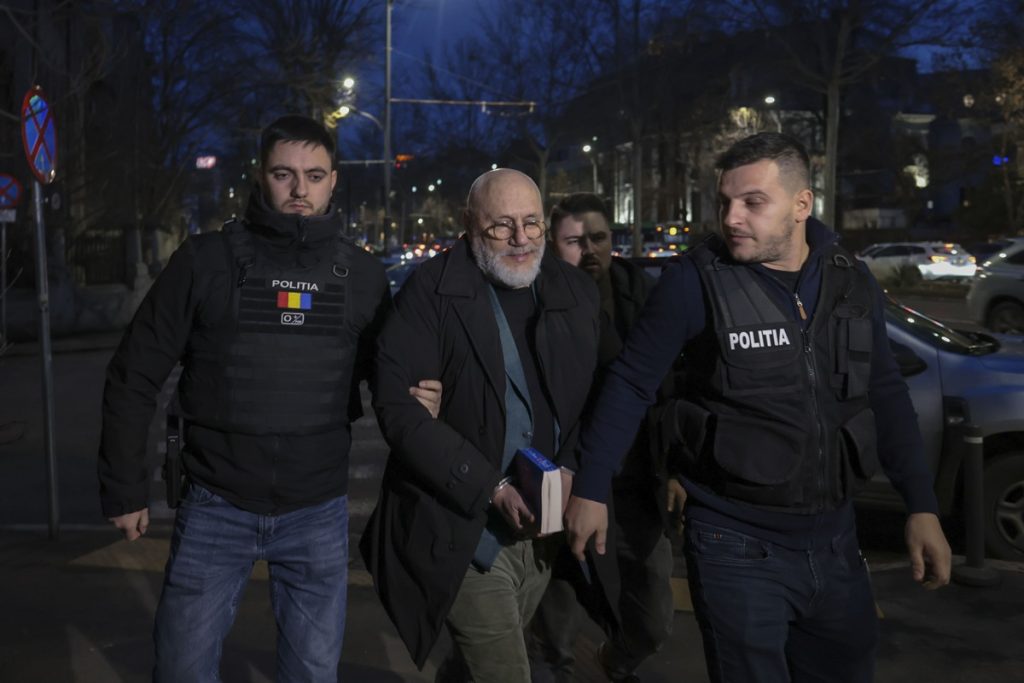Cristian Andrei, acuzat de agresiune sexuală la locul de muncă, dus la audieri sub escorta Poliției Cristian Andrei, medic psihiatru, a fost audiat miercuri seară la Serviciul de Investigații Criminale Sector 1, fiind acuzat de agresiune sexuală asupra mai multor paciente