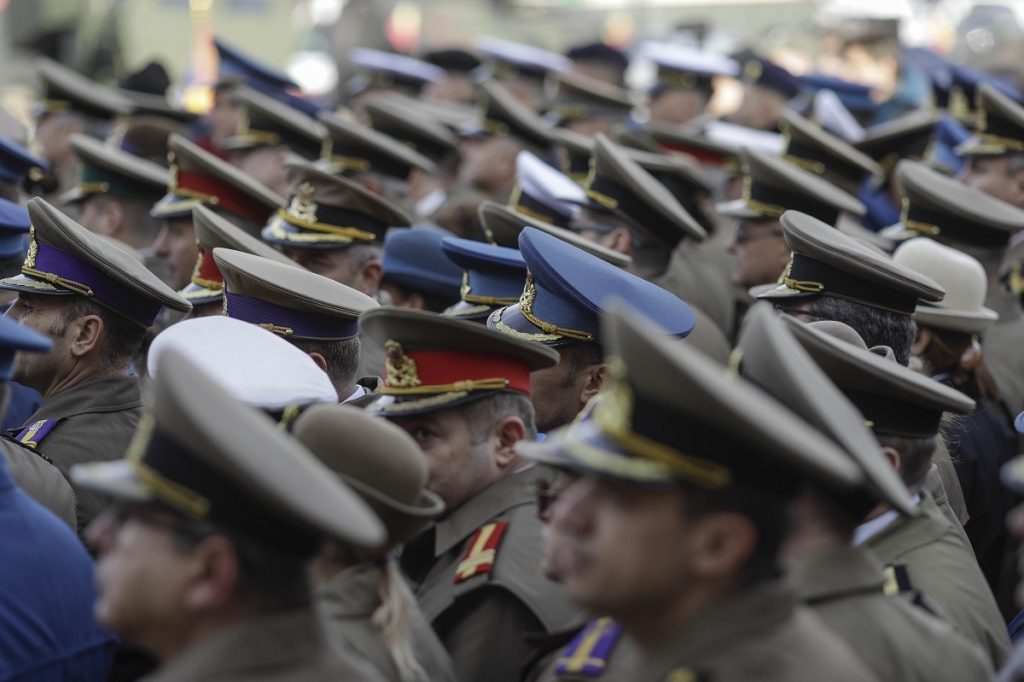 Ministrul Apărării Naționale, Radu Miruță, asigură că nu se intenționează modificarea actualelor reguli de pensii militare În contextul discuțiilor privind reformarea sistemului de pensii în sectorul public, ministrul Apărării Naționale, Radu Miruță, a clarificat luni că nu există planuri de a recurge la reduceri sau modificări ale sistemului de pensii pentru militari și personal din cadrul Ministerului Afacerilor Interne (MAI)