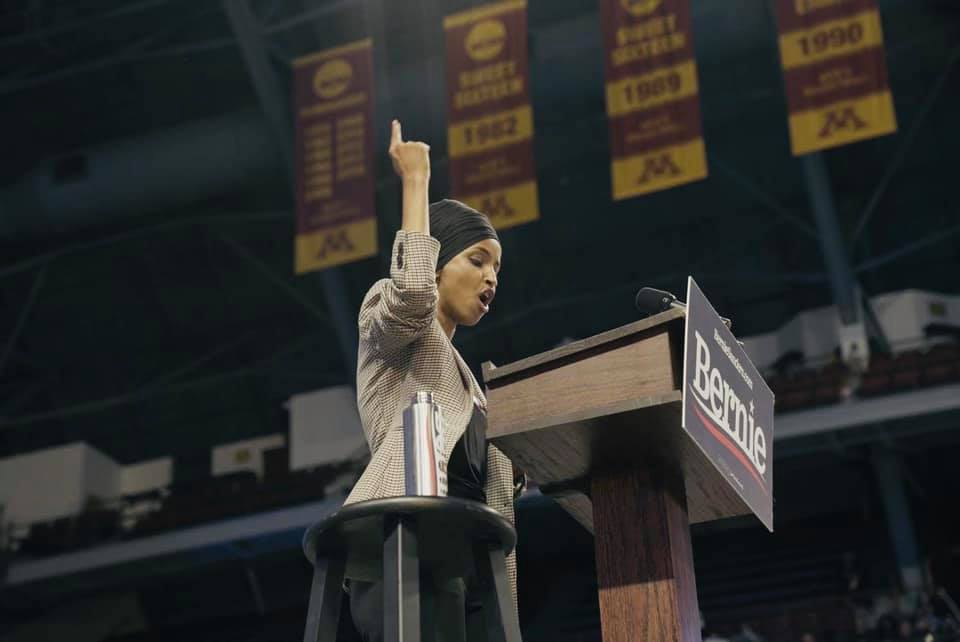 Un bărbat arestat în Statele Unite pentru atac cu seringă asupra reprezentantei democrate Ilhan Omar, susține că acțiunea sa a fost motivată de o încercare de a atrage atenția asupra situației palestinienilor, însă autoritățile federale îl acuză de agresiune și intimidare
