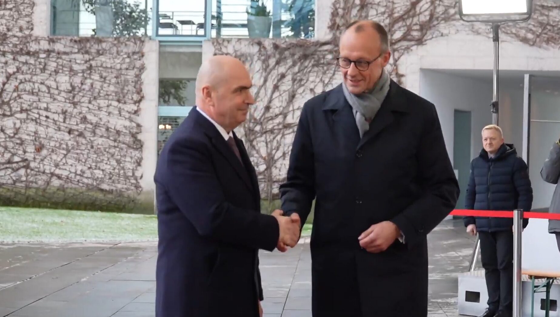 Ilie Bolojan, în vizită oficială în Germania, discută cu Friedrich Merz despre consolidarea parteneriatului strategic Premierul Ilie Bolojan se află zilele acestea într-o vizită oficială în Germania, menită să întărească legăturile bilaterale și să exploreze oportunități de Cooperare economică și politică