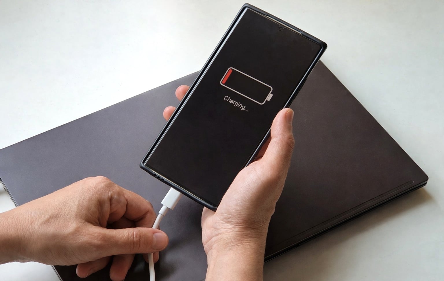 Încărcarea telefonului peste noapte a devenit un ritual aproape instinctiv pentru mulți dintre noi: conectăm cablul la priză, ne întindem în pat și, dimineața, telefonul are nevoie de aproape 100% baterie