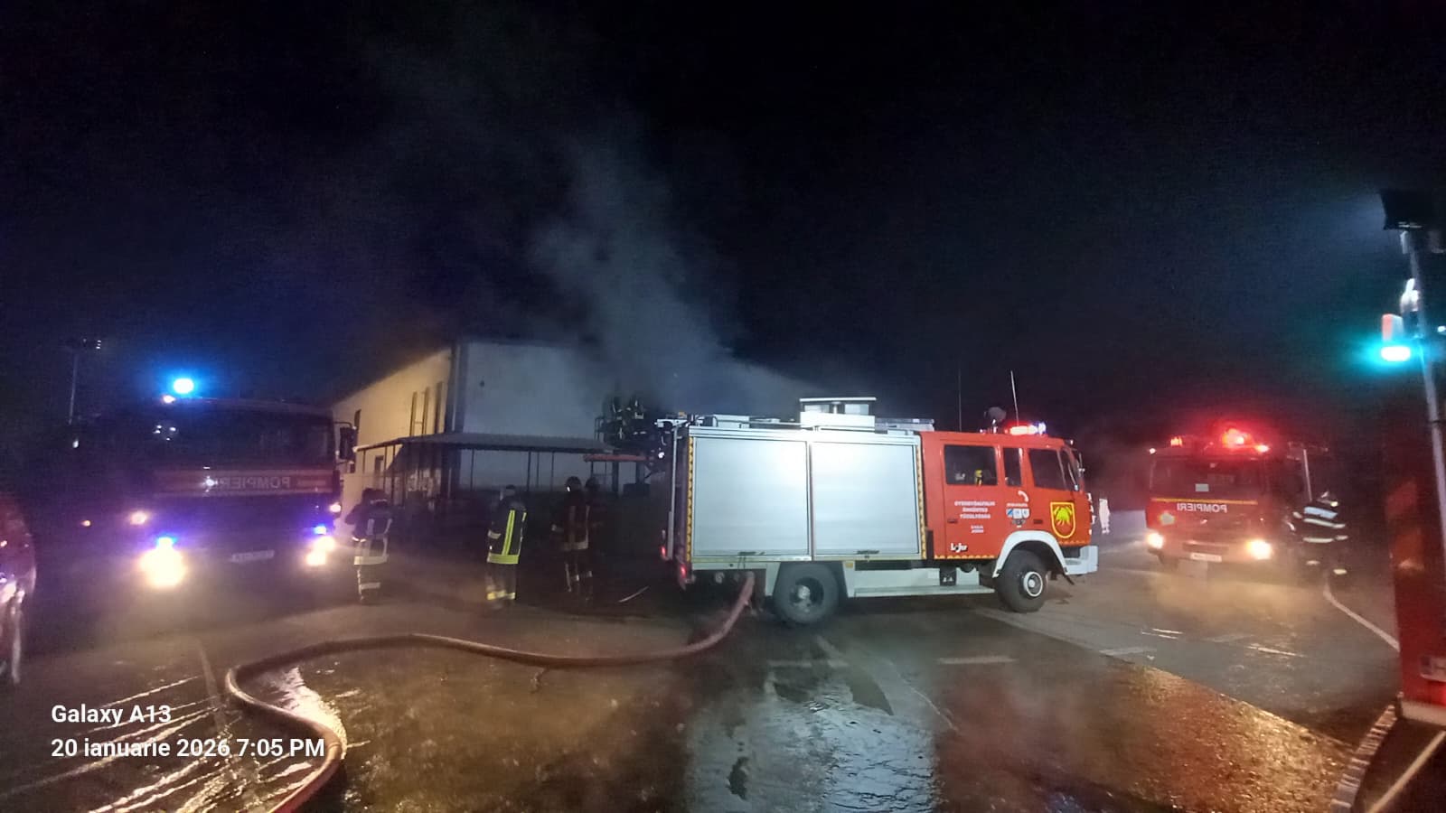 Incendiu devastator la abatorul din Gheorgheni: un pompier și un muncitor, răniți grav Un incendiu puternic a izbucnit în cursul zilei de marți la hala de producție a unui abator din municipiul Gheorgheni, județul Harghita, răsturnând liniștea relativă a dimineții
