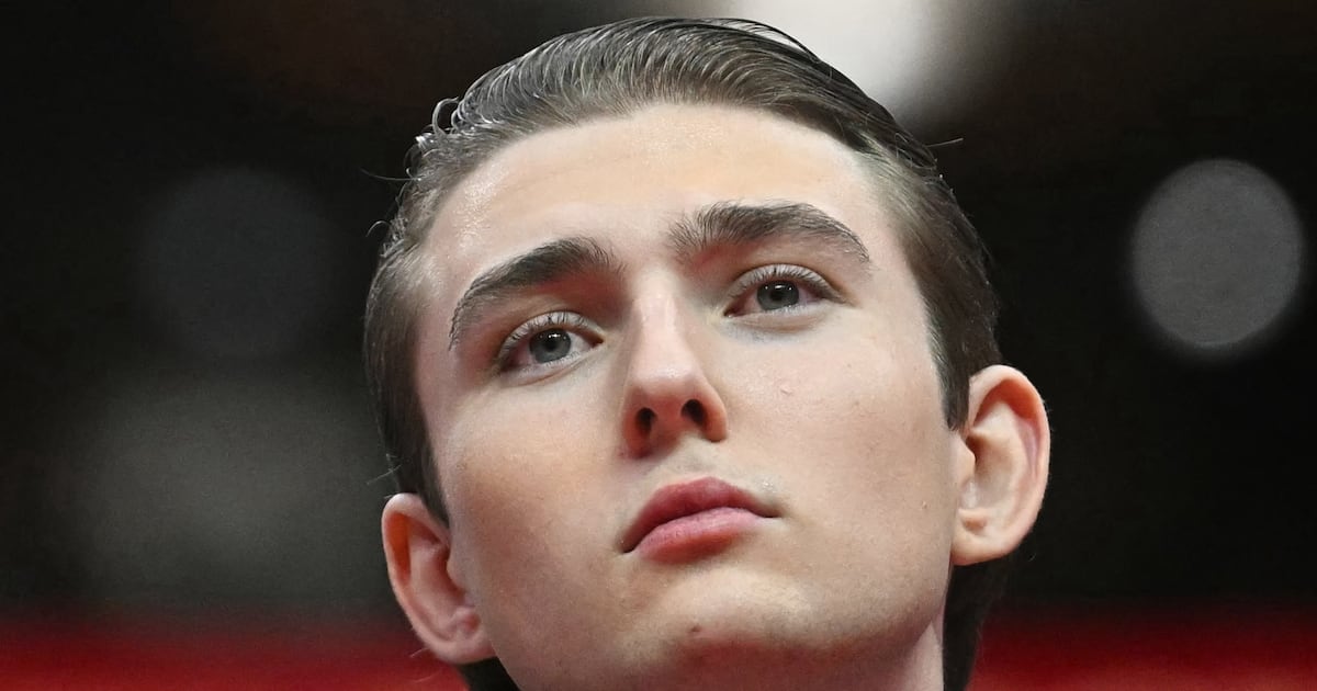 Barron Trump, surprins la Mar-a-Lago după săptămâni de absență publică Barron Trump, fiul fostului președinte american Donald Trump, a fost recent surprins la o cină organizată de familie la Mar-a-Lago, după o perioadă lungă de absență din lumina reflectoarelor