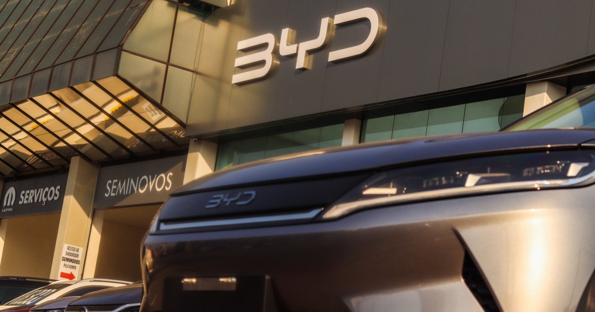 BYD depășește Tesla: începutul unei noi ere în industria auto Compania chineză de automobile BYD a anunțat recent că a vândut peste 2,25 milioane de vehicule electrice în 2025, depășind astfel Tesla și devenind lider mondial în vânzările anuale de automobile electrice