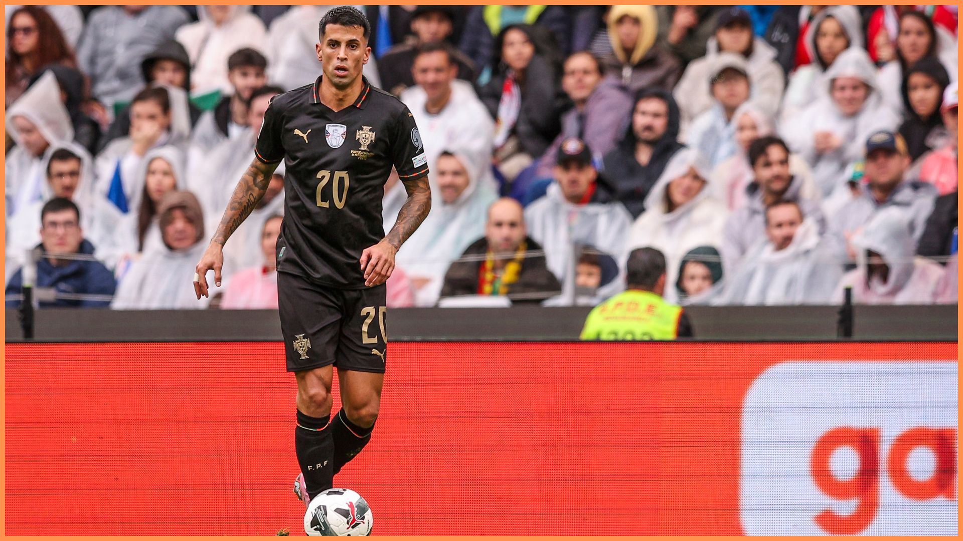 FC Barcelona și Misiunea Întăriri în Ianuarie: Joao Cancelo pe Radar FC Barcelona s-ar putea să revină pe piața transferurilor, după o perioadă lungă de stagnare în fereastra de iarnă