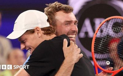 Amateur player Jordan Smith hugs Australian Open champion Jannik Sinner after beating him in the One Point Slam