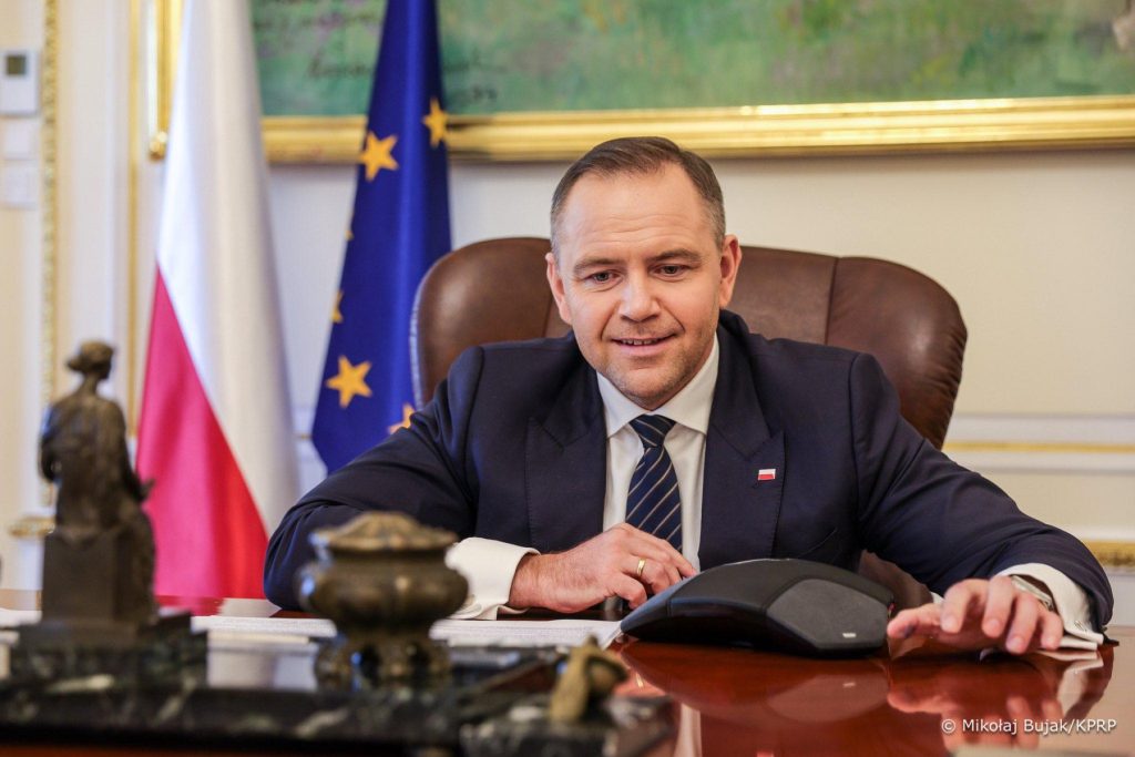 Polonia și Statele Unite, la același nivel de opoziție față de legislația UE privind rețelele sociale Într-un eveniment neașteptat, președintele naționalist al Poloniei, Karol Nawrocki, s-a aliat vineri cu fostul președinte american Donald Trump în cadrul unei declarații dure împotriva Legii serviciilor digitale a Uniunii Europene, o inițiativă legislativă care vizează reglementarea mai strictă a platformelor sociale precum Facebook și X (fosta Twitter)