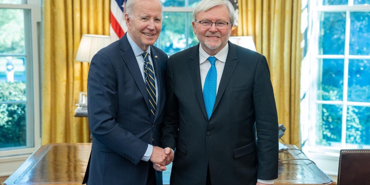 Kevin-Rudd-ambasadorul-Australiei-in-SUA-si-presedintele-american-Joe-Biden-la-Washington-pe-1-mai-2.jpeg - StiriAlese
